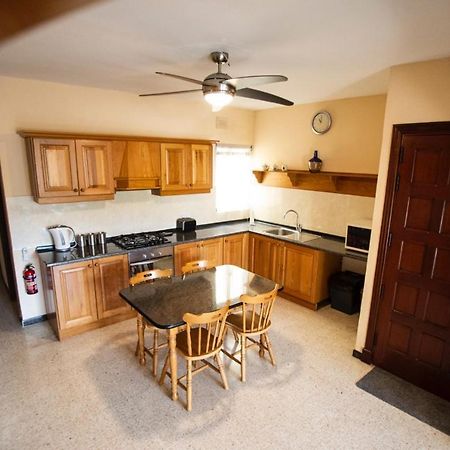 Apartment 5 Mins Away From The Beach. เซนต์พอลส์เบย์ ภายนอก รูปภาพ