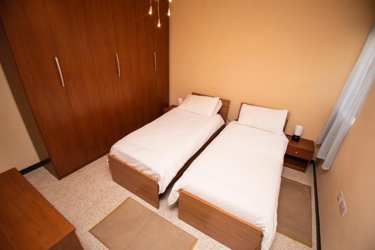Apartment 5 Mins Away From The Beach. เซนต์พอลส์เบย์ ภายนอก รูปภาพ